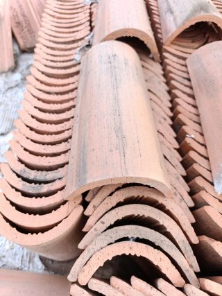 Teja curva pequeña de barro