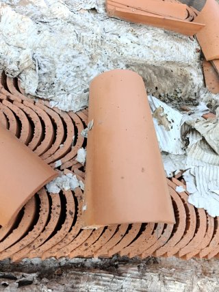 Teja curva pequeña de barro