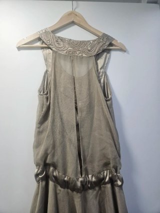 Vestido invitada beige