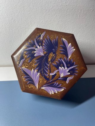 Caja de madera hexagonal pintada