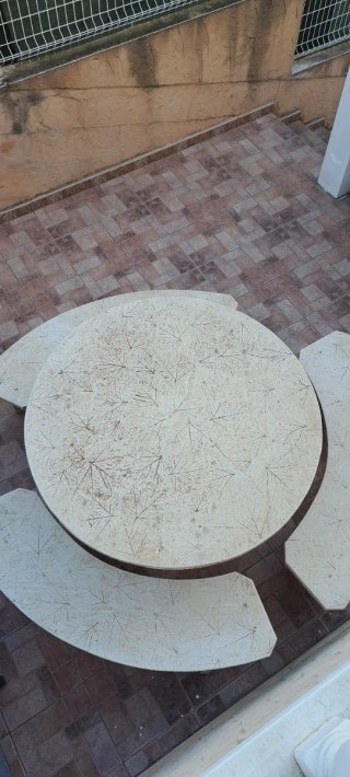 Mesa y bancos de piedra para jardín