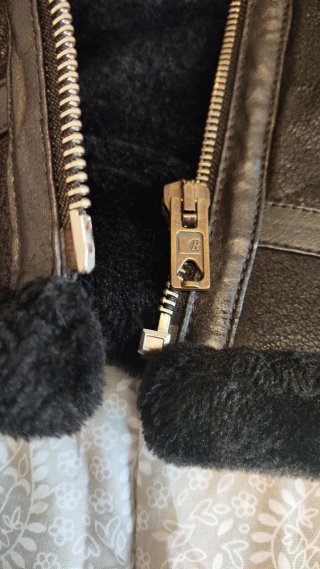 Chaqueta de cuero marrón con borreguito