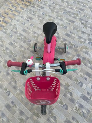 Bicicleta infantil rosa con cesta