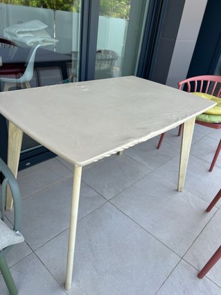 Mesa de madera con funda plástico beige