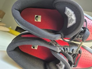 Zapatillas Jordan Negras y Rojas