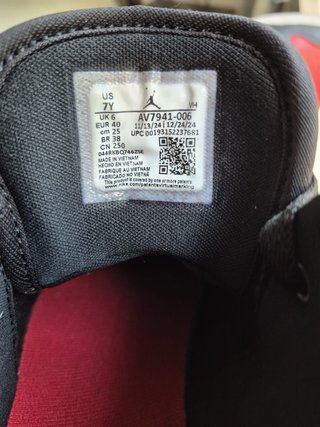 Zapatillas Jordan Negras y Rojas