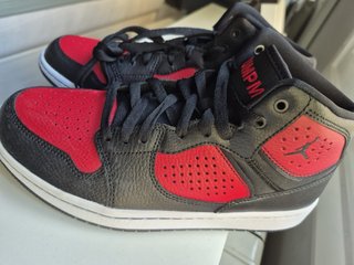Zapatillas Jordan Negras y Rojas