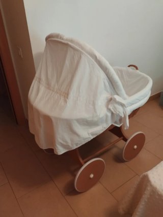 Cuna de bebé con 3 muñecas Reborn