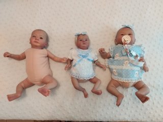 Cuna de bebé con 3 muñecas Reborn