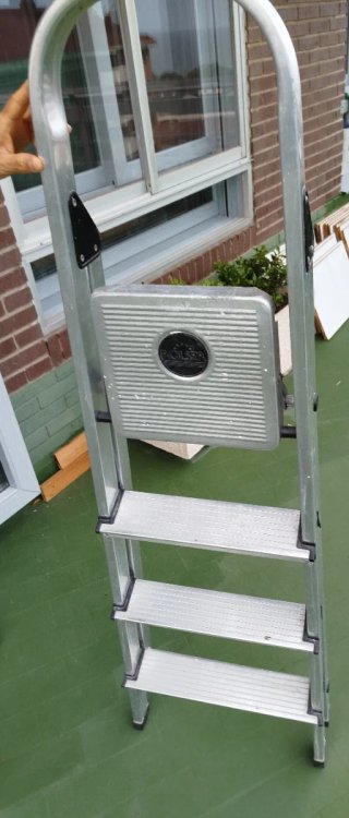 Escalera plegable aluminio 4 peldaños