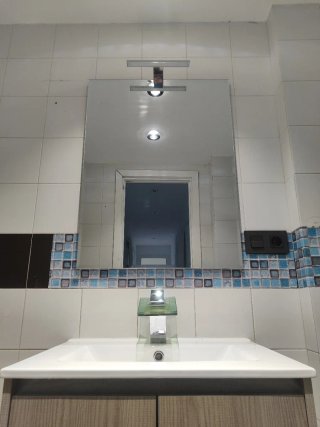 Mueble de baño con lavabo y espejo