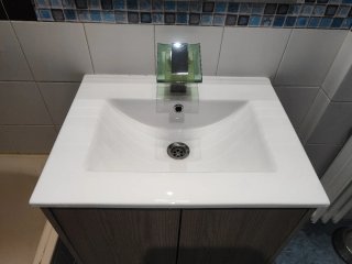 Mueble de baño con lavabo y espejo