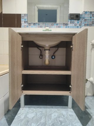 Mueble de baño con lavabo y espejo