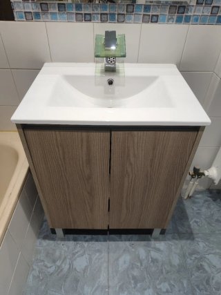 Mueble de baño con lavabo y espejo