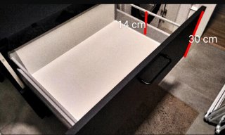 Mueble de baño con lavabo y grifo