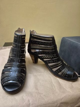 Botines Pikolinos Negros y con tiras bordadas