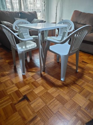 Mesa Terraza + 4 Sillas Plástico Blancas