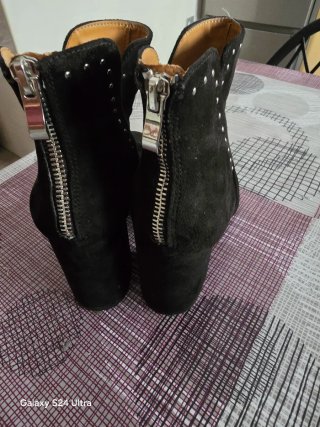 Botines negros con tachuelas