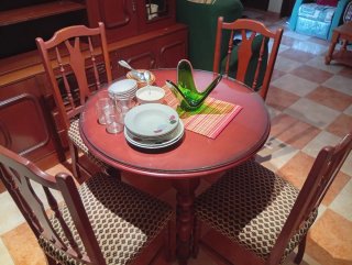 Mesa de comedor redonda con 4 sillas