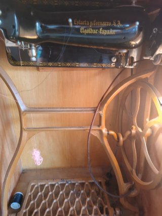Mueble de madera y máquina de coser