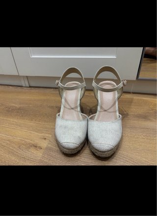 Sandalias cuña beige