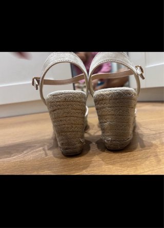 Sandalias cuña beige
