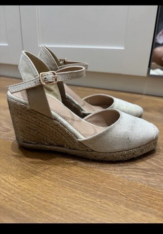 Sandalias cuña beige