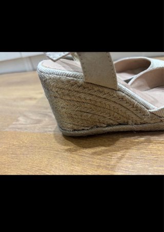 Sandalias cuña beige