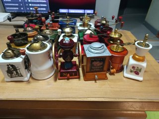 Collezione Mini Macinini da Caffè Artigianali in Pipa