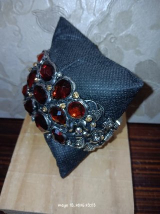 Pulsera plateada con piedras cobrizas