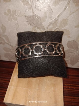 Pulsera plateada con piedras cobrizas