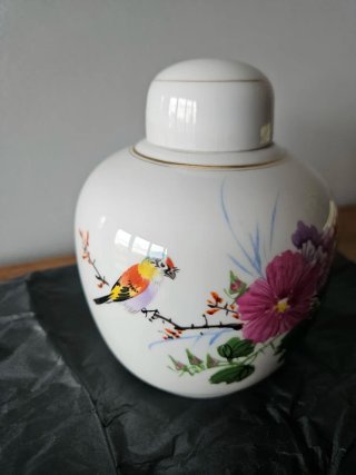 Jarrón de porcelana con tapa y flores
