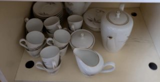 Set da caffè in porcellana con dettagli dorati