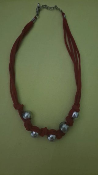Colgante tela roja con bolas plateadas