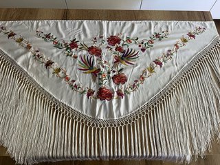 Manton bordado flamenco blanco con flecos