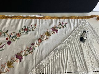 Manton bordado flamenco blanco con flecos