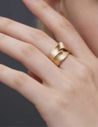 Anillo Dorado de torsión Minimalista a estrenar
