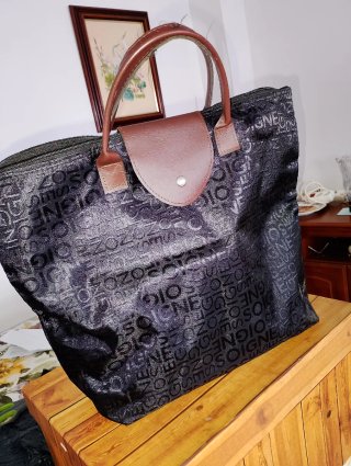 Bolso de mano negro y marrón