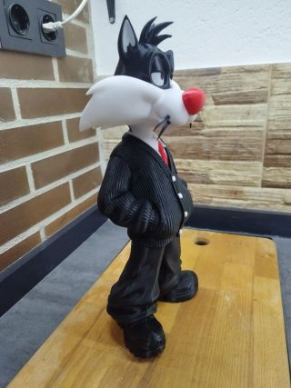 Figura Gato Silvestre Traje Negro