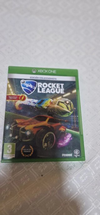 Xbox One S Blanca 1tb con un juego con el mando