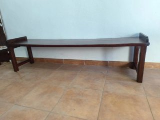 Banqueta de madera oscura