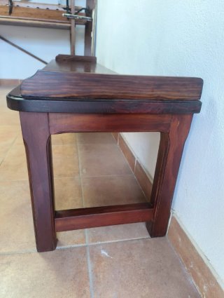 Banqueta de madera oscura