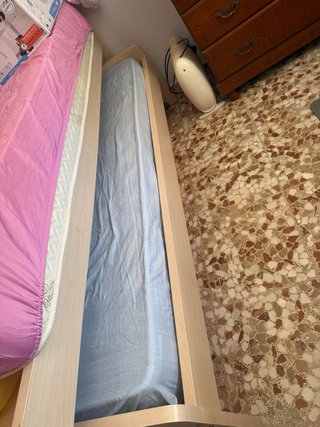 Cama, Escritorio y Estanterías