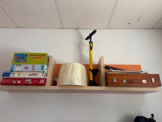 Cama, Escritorio y Estanterías