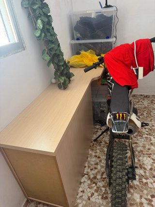 Cama, Escritorio y Estanterías