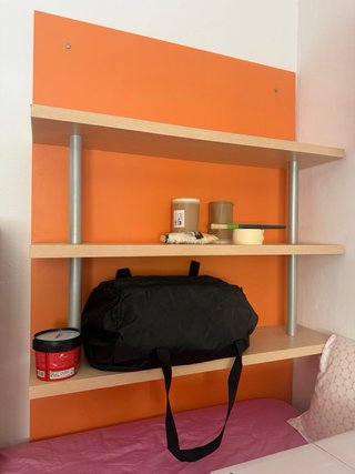 Cama, Escritorio y Estanterías