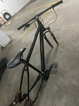 Bicicleta negra desmontada