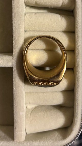 Anillo color oro con piedra brillante