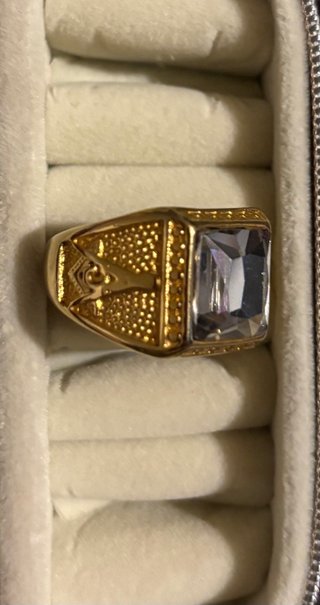 Anillo color oro con piedra brillante