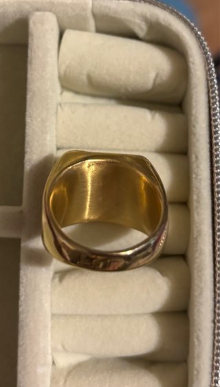 Anillo color oro con piedra brillante
